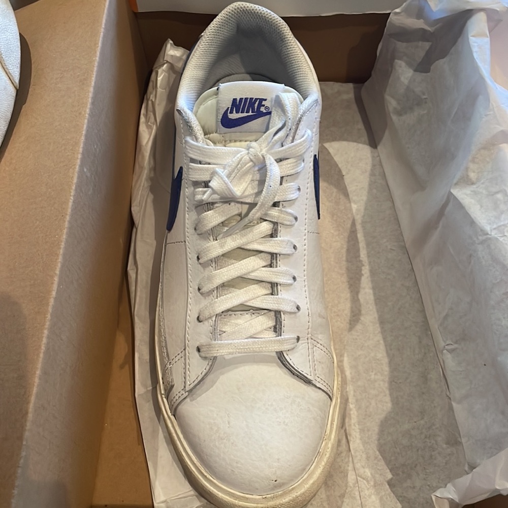 Blazer low leather white and blue Nike sneakers
